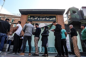 صف مردم برای دریافت گذرنامه در آستانه سفر اربعین حسینی مقابل اداره گذرنامه