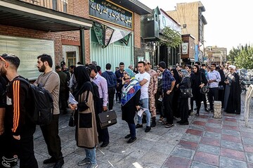 صف مردم برای دریافت گذرنامه در آستانه سفر اربعین حسینی مقابل اداره گذرنامه