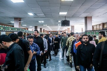 صف مردم برای دریافت گذرنامه در آستانه سفر اربعین حسینی مقابل اداره گذرنامه