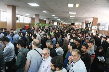 صف مردم برای دریافت گذرنامه در آستانه سفر اربعین حسینی مقابل اداره گذرنامه