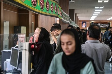 صف مردم برای دریافت گذرنامه در آستانه سفر اربعین حسینی مقابل اداره گذرنامه