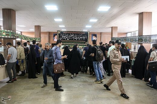 صف مردم برای دریافت گذرنامه در آستانه سفر اربعین حسینی مقابل اداره گذرنامه
