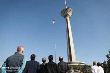 پرش چتربازان نوپو از برج میلاد