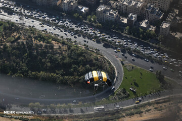 پرش چتربازان نوپو از برج میلاد