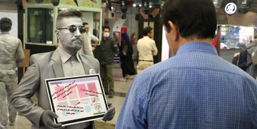مردان نقره‌ای در متروی تهران مردم را آموزش می‌دهند