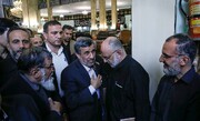 عکسی از احمدی‌نژاد و رفقایش در یک مراسم ختم
