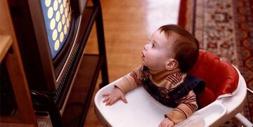کودک زیر ۱۸ ماه دارید؟ تلویزیون را خاموش کنید!