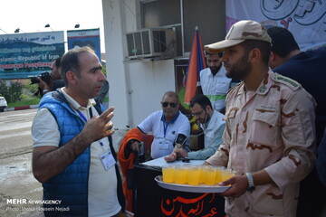 استقبال مرزبانان هنگ مرزی آستارا از زائران خارجی اربعین