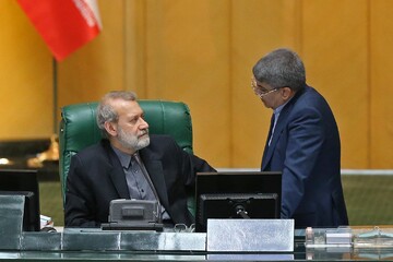 لاریجانی به نمایندگان: می خواهم ماسکم را بردارم، جلو نیایید والا از من کرونا می‌گیرید /آخرین جلسه با دو رئیس اداره شد/حواشی صحن مجلس