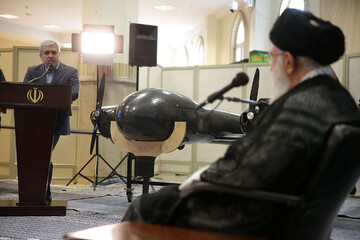 تصویری از یک پهپاد ایرانی در مقابل رهبر انقلاب