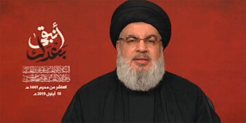 عکس | تصویری از سیدحسن نصرالله با کفن و شعار «عاشق شهادت»