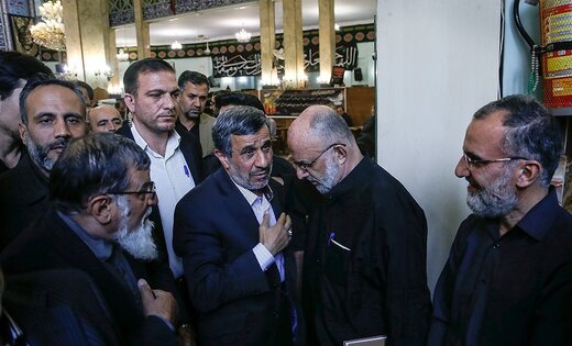 عکسی از احمدینژاد و رفقایش در یک مراسم ختم عکسی از احمدینژاد و رفقایش در یک مراسم ختم
