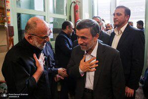 احمدی نژاد و حسین شریعتمداری دیروز در مسجدجامع نارمک/عکس احمدی نژاد و حسین شریعتمداری دیروز در مسجدجامع نارمک/عکس