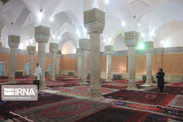 مسجد جامع سنندج مربوط به دوره قاجار است و در سال 1227 هجری قمری توسط امان الله خان اردلان والی کردستان ساخته شده است، تزئینات و کاشی‌کاری خشتی وسیع توام با کتیبه نوشته از ویژگی های بارز این بنای تاریخی شهر سنندج است، این بنا به شماره 375 در فهرست آثار ملی کشور به ثبت رسیده است