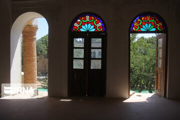 عمارت خسروآباد: عمارت خسرو آباد در سال ۱۲۲۳ هجری قمری، در زمان حکومت قاجار بنا شد، بانی این عمارت شخصی به نام امان الله خان اردلان والی، از حاکمان معروف کردستان در زمان قاجار بوده و امروزه یکی از اماکن تاریخی و گردشگر پدیر استان کردستان محصوب می شود