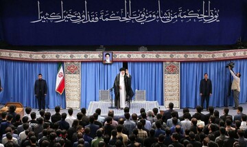 تصویری از دیدار استعدادهای برتر عملی با رهبر انقلاب 