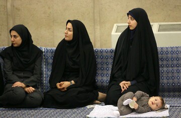 عکس | حضور مادرانه یک نخبه علمی در بیت رهبری