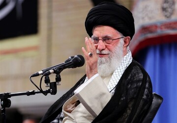 قائد الثورة : ايران قررت بكل شجاعة وحزم تحريم استخدام السلاح النووي 