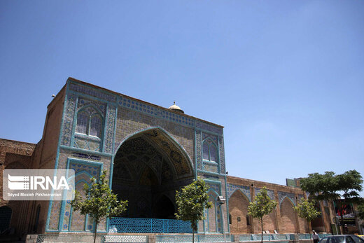 مسجد جامع سنندج مربوط به دوره قاجار است و در سال 1227 هجری قمری توسط امان الله خان اردلان والی کردستان ساخته شده است، تزئینات و کاشی‌کاری خشتی وسیع توام با کتیبه نوشته از ویژگی های بارز این بنای تاریخی شهر سنندج است، این بنا به شماره 375 در فهرست آثار ملی کشور به ثبت رسیده است