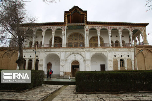 عمارت خسروآباد: عمارت خسرو آباد در سال ۱۲۲۳ هجری قمری، در زمان حکومت قاجار بنا شد، بانی این عمارت شخصی به نام امان الله خان اردلان والی، از حاکمان معروف کردستان در زمان قاجار بوده و امروزه یکی از اماکن تاریخی و گردشگر پدیر استان کردستان محصوب می شود