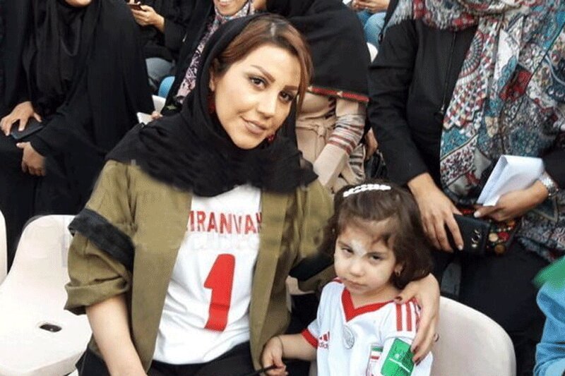 فیلم | همسر و دختر علیرضا بیرانوند در ورزشگاه آزادی - خبرآنلاین
