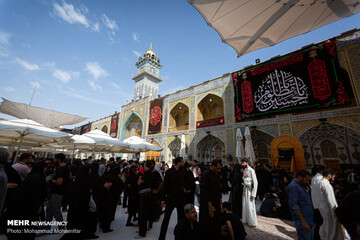 زائران اربعین در حرم امام علی (ع)