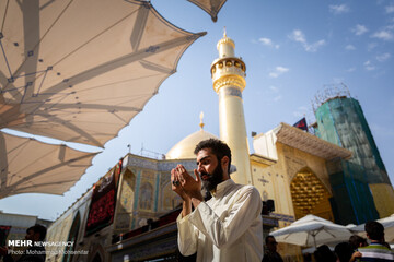 زائران اربعین در حرم امام علی (ع)