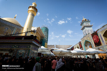 زائران اربعین در حرم امام علی (ع)