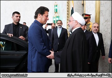 President Rouhani officially welcomes Pakistan's PM Imran Khan