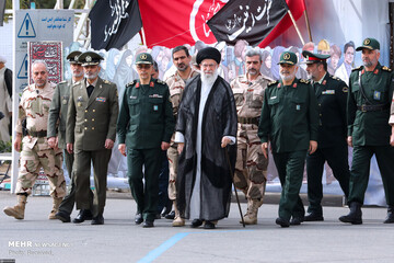 تصویری متفاوت در حاشیه حضور رهبر انقلاب در دانشگاه امام حسین(ع)