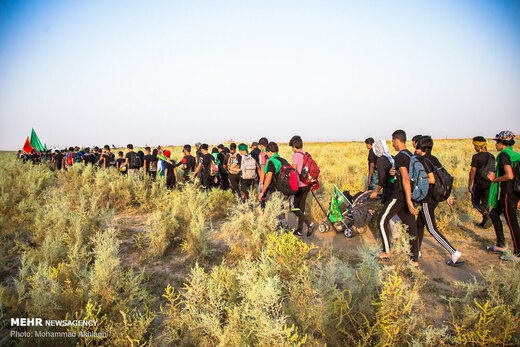 پیاده‌روی زائران اربعین درمناطق جنوبی عراق(الخضر در استان المثنی)