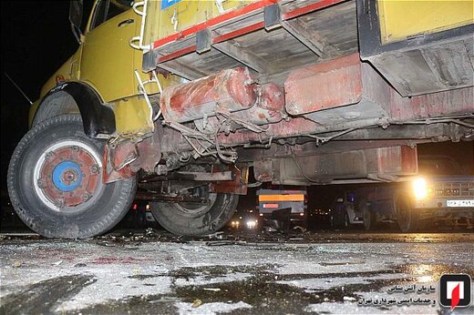 تصادف پژو 405 با کامیون باری در جاده ورامین