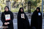 تجمع خانواده‌های شهدای پلاسکو در مقابل شهرداری تهران