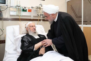 روحانی در عیادت از آیت‌الله مکارم شیرازی: منشا خدمات زیادی در حوزه‌های علمیه بوده‌اید