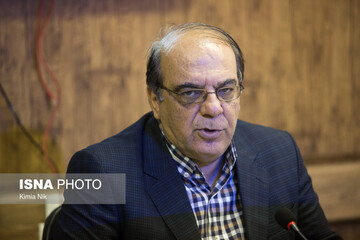 کنایه عباس عبدی به سخنگوی شورای نگهبان: چه انتقادی را پذیرفته‌اید که انتقاد رئیس جمهور درباره اختیاراتش را بپذیرید؟