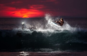 عکس | موج‌سواری در غروب در عکس روز نشنال جئوگرافیک