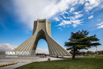 تصویر کمتر دیده شده از ساخت میدان آزادی تهران؛ تردد شترها پای برج/ عکس