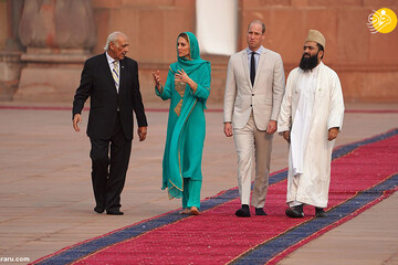 عروس ملکه انگلیس با حجاب در مسجد تاریخی پاکستان/ عکس