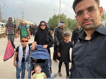 عکسی از آقای وزیر و خانواده‌اش در راهپیمایی اربعین