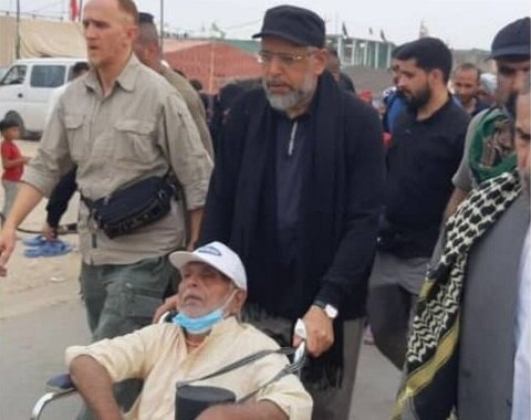 تصویری متفاوت از وزیر اطلاعات در حال خدمت به زائران اربعین