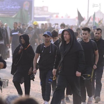 تصاویر | محمد باقر قالیباف در حال حمل کالسکه کودک در راهپیمایی اربعین