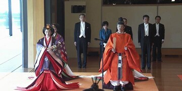 امپراتور جدید ژاپن رسماً تاجگذاری کرد/عکس