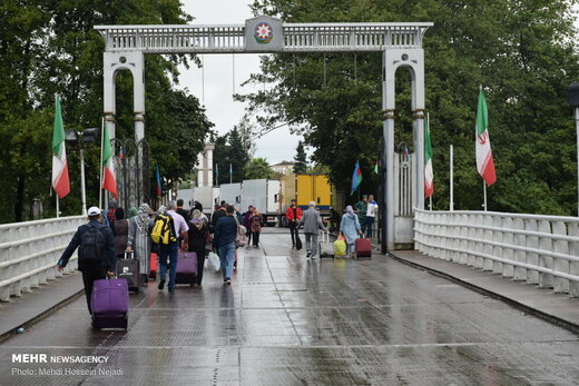 بدرقه زائران خارجی اربعین در مرز زمینی آستارا