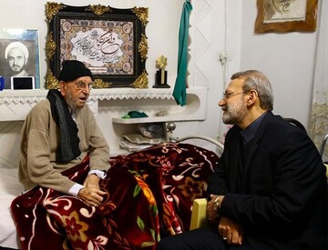 عکسی از عیادت علی لاریجانی از آیت‌الله امینی