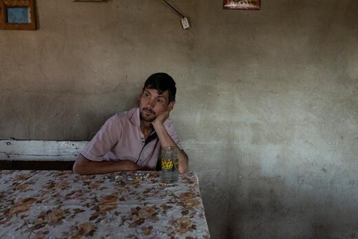 یک مرد 26 ساله در خانه‌اش، داروی سل خود را در لوخان واقع در بوئنوس آیرس آرژانتین می‌خورد