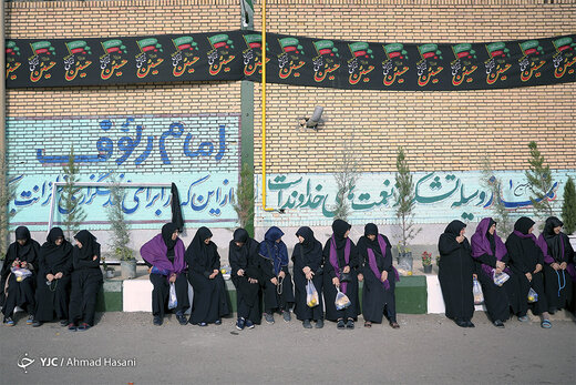 زائران در مسیر حرم امام رضا(ع)