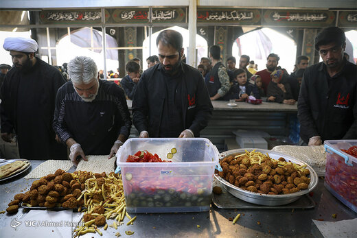 زائران در مسیر حرم امام رضا(ع)
