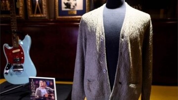 فروش ژاکت سوخته و مستعمل خواننده مشهور به قیمت ۳۰۰ هزار دلار!
