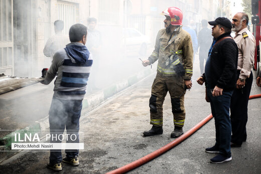 آتش‌سوزی انبار یک ساختمان سه طبقه در خیابان روانمهر تهران