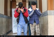 دستگیری دو سارق زورگیر که با استفاده از گاز اشک‌آور موبایل سرقت می‌کردند/ عکس